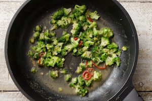 Preparazione Tortiglioni con broccoletti, acciughe e peperoncino - Fase 2
