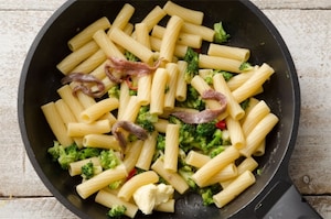 Preparazione Tortiglioni con broccoletti, acciughe e peperoncino - Fase 3