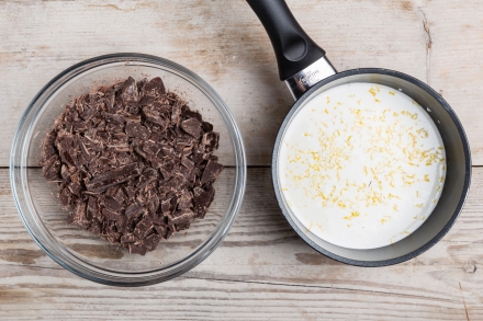 Preparazione Tronchetto al cioccolato e arancia - Fase 1 Preparazione Tronchetto al cioccolato e arancia - Fase 1