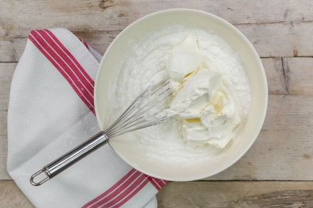 Preparazione Zuccotto natalizio con ricotta e savoiardi - Fase 1 Preparazione Zuccotto natalizio con ricotta e savoiardi - Fase 1