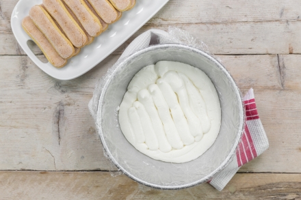 Preparazione Zuccotto natalizio con ricotta e savoiardi - Fase 3 Preparazione Zuccotto natalizio con ricotta e savoiardi - Fase 3