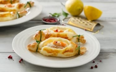 Caramelle di pasta sfoglia al salmone 
