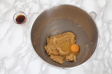 Preparazione Cookies con cioccolato di Modica e frutti rossi - Fase 1 Preparazione Cookies con cioccolato di Modica e frutti rossi - Fase 1