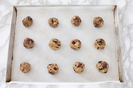 Preparazione Cookies con cioccolato di Modica e frutti rossi - Fase 3 Preparazione Cookies con cioccolato di Modica e frutti rossi - Fase 3