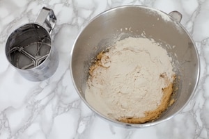 Preparazione Cookies con cioccolato di Modica e frutti rossi - Fase 2
