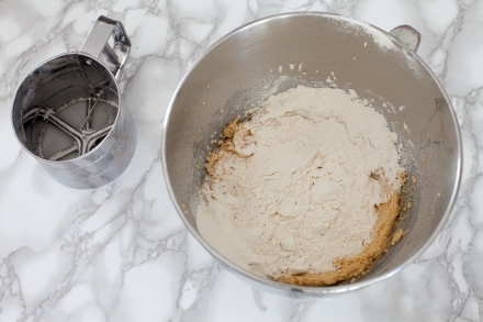 Preparazione Cookies con cioccolato di Modica e frutti rossi - Fase 2 Preparazione Cookies con cioccolato di Modica e frutti rossi - Fase 2