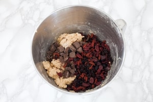 Preparazione Cookies con cioccolato di Modica e frutti rossi - Fase 2