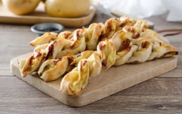 Frustine con patate, speck e prosciutto crudo