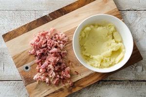Preparazione Frustine con patate, speck e prosciutto crudo - Fase 2