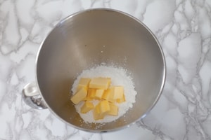 Preparazione Crostata con namelaka al cioccolato bianco e vaniglia - Fase 1