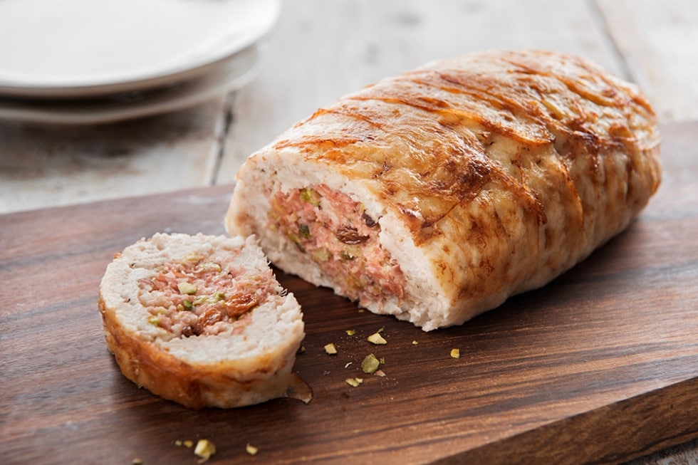 Rotolo di pollo con mortadella, pistacchi e uvetta ricetta