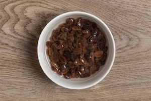 Preparazione Rotolo di pollo con mortadella, pistacchi e uvetta - Fase 1