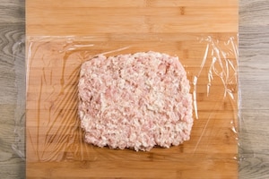 Preparazione Rotolo di pollo con mortadella, pistacchi e uvetta - Fase 4