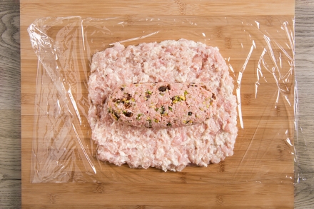 Preparazione Rotolo di pollo con mortadella, pistacchi e uvetta - Fase 4 Preparazione Rotolo di pollo con mortadella, pistacchi e uvetta - Fase 4