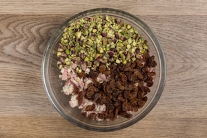 Preparazione Rotolo di pollo con mortadella, pistacchi e uvetta - Fase 3