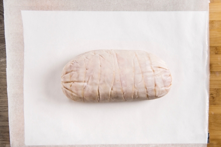 Preparazione Rotolo di pollo con mortadella, pistacchi e uvetta - Fase 5 Preparazione Rotolo di pollo con mortadella, pistacchi e uvetta - Fase 5