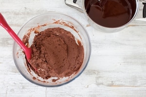 Preparazione Torta al cioccolato e frutti di bosco - Fase 4