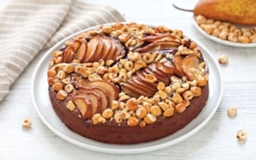 Torta al cioccolato, pere e nocciole