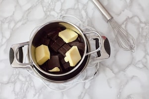 Preparazione Torta al cioccolato, pere e nocciole - Fase 1