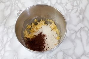 Preparazione Torta al cioccolato e more - Fase 2