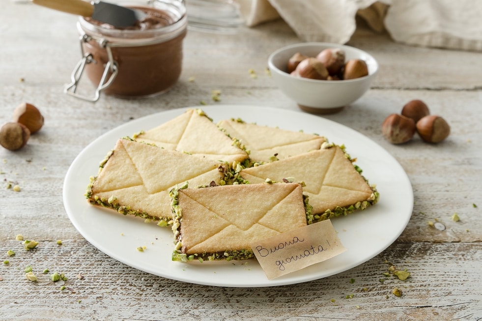 Biscotti di pasta frolla con crema di nocciole e pistacchi ricetta