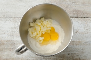 Preparazione Biscotti di pasta frolla con crema di nocciole e pistacchi - Fase 1