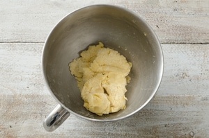 Preparazione Biscotti di pasta frolla con crema di nocciole e pistacchi - Fase 1