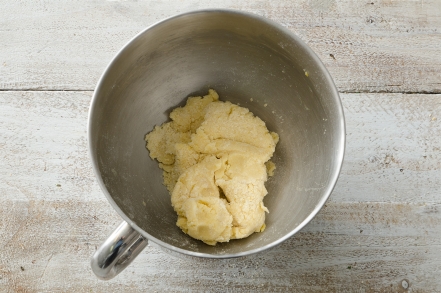 Preparazione Biscotti di pasta frolla con crema di nocciole e pistacchi - Fase 1 Preparazione Biscotti di pasta frolla con crema di nocciole e pistacchi - Fase 1