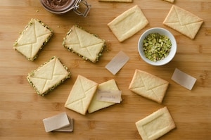 Preparazione Biscotti di pasta frolla con crema di nocciole e pistacchi - Fase 5