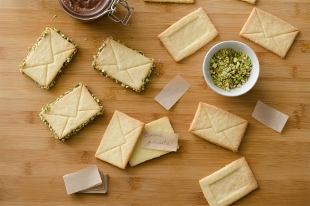 Preparazione Biscotti di pasta frolla con crema di nocciole e pistacchi - Fase 5 Preparazione Biscotti di pasta frolla con crema di nocciole e pistacchi - Fase 5
