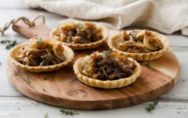 Crostatine salate con cipolle caramellate