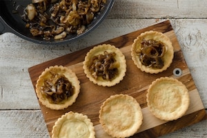 Preparazione Crostatine salate con cipolle caramellate - Fase 5