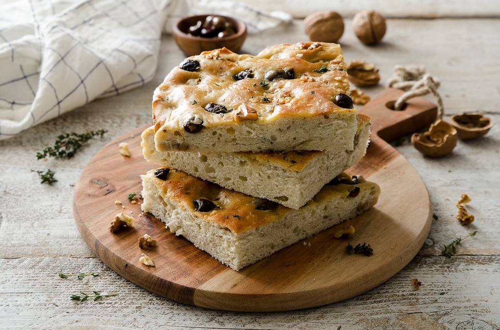 Focaccia alle olive, noci e timo ricetta