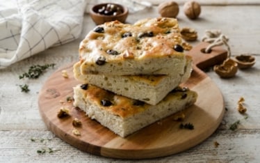 Focaccia alle olive, noci e timo