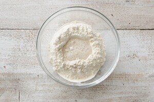 Preparazione Focaccia alle olive, noci e timo - Fase 1