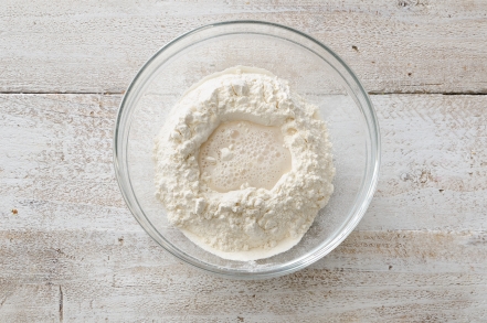 Preparazione Focaccia alle olive, noci e timo - Fase 1 Preparazione Focaccia alle olive, noci e timo - Fase 1