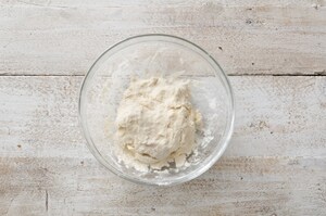 Preparazione Focaccia alle olive, noci e timo - Fase 1