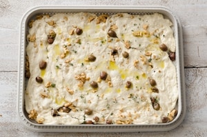 Preparazione Focaccia alle olive, noci e timo - Fase 3