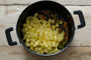 Preparazione Minestra di farro e patate - Fase 2