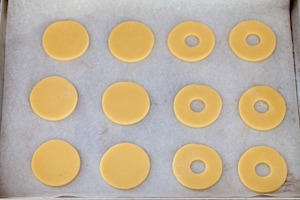 Preparazione Occhi di bue alla Nutella - Fase 3