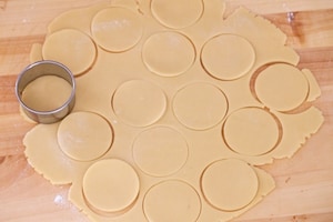 Preparazione Occhi di bue alla Nutella - Fase 2