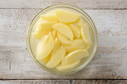 Preparazione Patate croccanti in padella - Fase 1 Preparazione Patate croccanti in padella - Fase 1