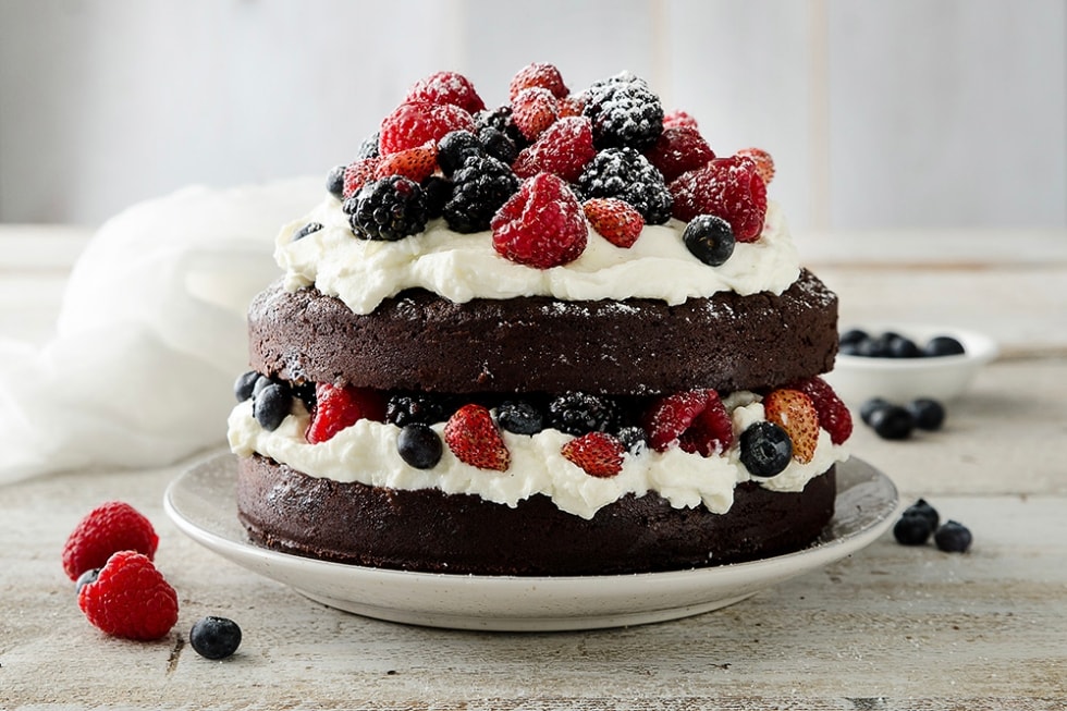 Torta al cioccolato con crema al mascarpone e frutti di bosco  ricetta