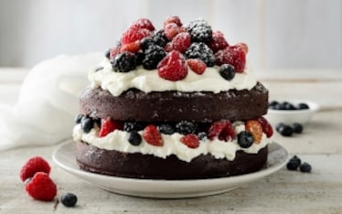 Torta al cioccolato con crema al mascarpone e frutti di bosco 