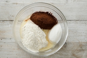 Preparazione Torta al cioccolato con crema al mascarpone e frutti di bosco  - Fase 1