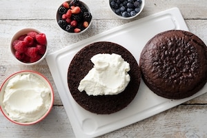 Preparazione Torta al cioccolato con crema al mascarpone e frutti di bosco  - Fase 4