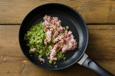 Preparazione Carciofi ripieni con salsiccia - Fase 1 Preparazione Carciofi ripieni con salsiccia - Fase 1