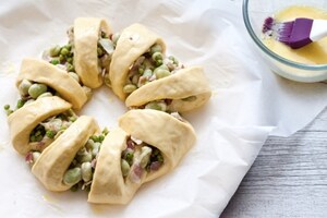 Preparazione Corona salata fave, piselli e pancetta - Fase 6