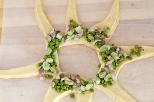 Preparazione Corona salata fave, piselli e pancetta - Fase 5