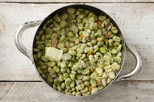 Preparazione Fave fresche al prosciutto - Fase 2